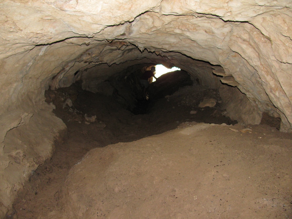 Пещера в каньоне